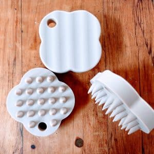 柔らかなシリコン製のスカルプマッサージャー。頭皮をやさしくいたわりながら、血行を促して健やかな地肌へ導きます。